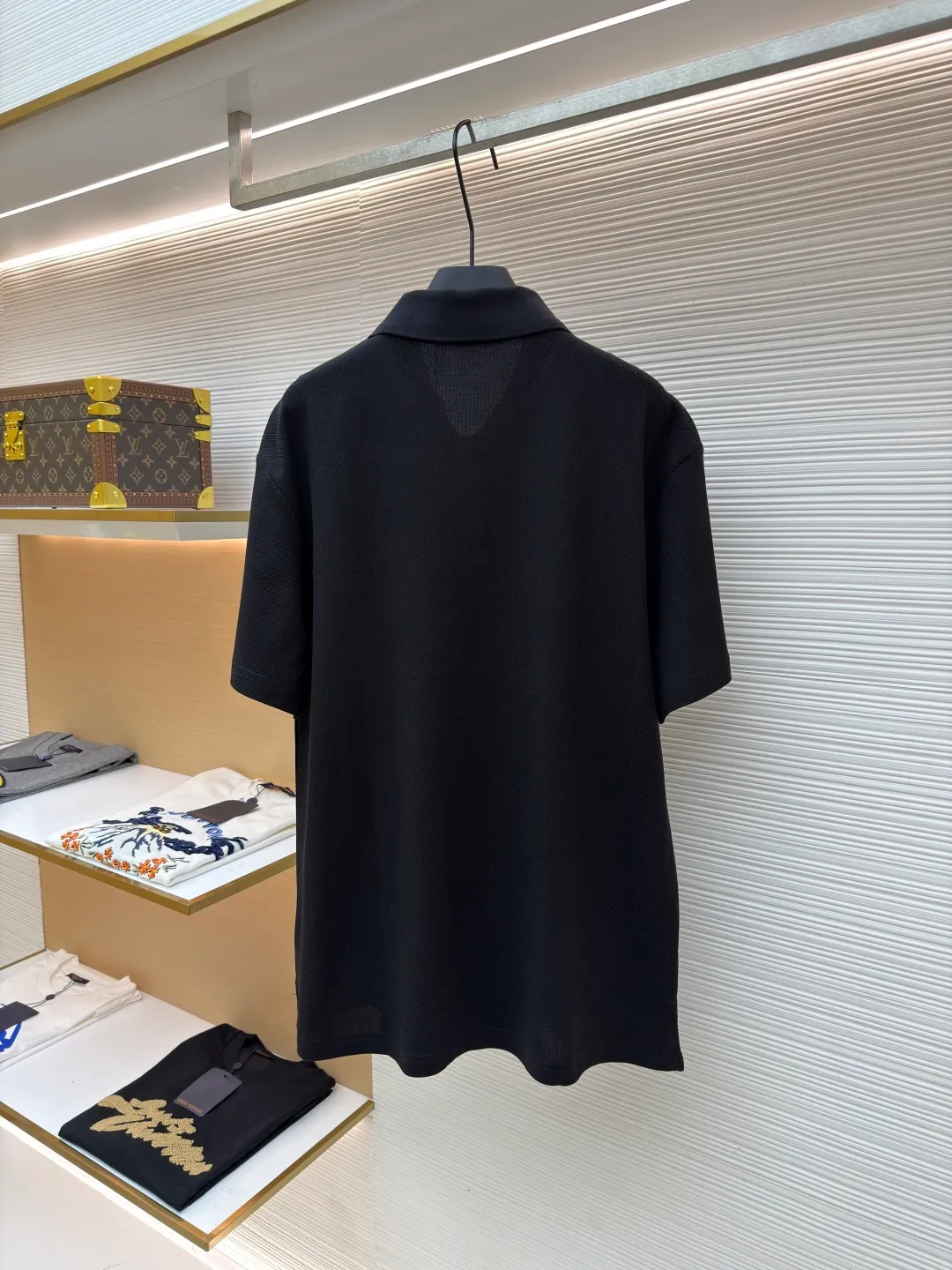 LOUIS VUITTON pin embroidered polo shirt ●Original version: purchased and developed for 6500 ●Item number: 1681203-A35 ●Fabric: pique cotton fabric ●Technology: embroidery production ●Color: black ●Version: fitted version ●Weight: about 310 grams ●Size: XS-S-M-L ●Description: The fabric is made of customized 6-corner piqué cotton, with unique shape and texture, which is breathable and comfortable, not easy to deform and has greatly increased durability; the flat-knit thread dyeing for the neckline ensures that the color of the neckline perfectly matches the overall tone of the clothes. The flat-knit thread production process makes the neckline highly elastic and fits the neck without feeling constrained when worn; a keyhole is specially made under the embroidery, and custom-made pin accessories are strung together as decorative highlights to add a sense of fashion and uniqueness to the clothes. The overall wiring is straight and delicate, the fabric is comfortable and soft, and the color is consistent without color difference. It can be matched with the same style to create a fashionable look and control various occasions. Customized accessories, complete with three standards, same style for men and women!